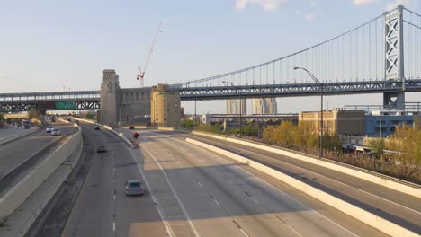 Estados-Unidos-día-de-verano-tráfico-de-calle-de-la-ciudad-de-Filadelfia,-Pensilvania,-4-K