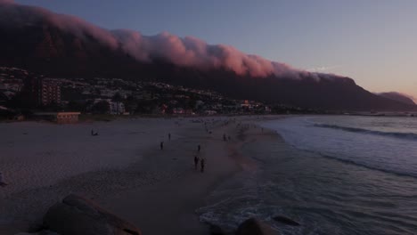 Lapso-de-tiempo-de-la-mundialmente-famosa-playa-de-la-bahía-de-los-campos-de-Ciudad-del-Cabo,-Sudáfrica