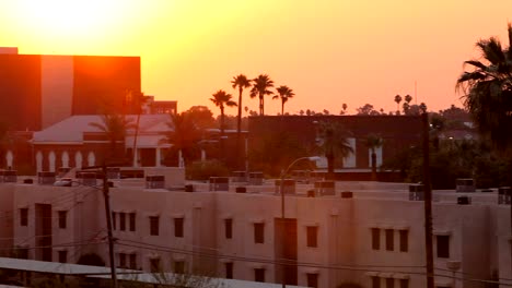 Schwenken-Sonnenuntergang-über-der-Skyline-der-Stadt-mit-Effekten