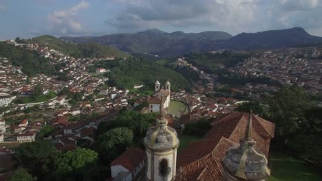 Aerial-flight-over-São-Francisco-de-Assis-Church,-Ouro-Preto,-Minas-Gerais,-Brazil