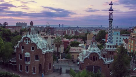 Barcelona-Sehenswürdigkeiten.-Morgen-im-Park-Güell-von-Antoni-Gaudi-in-Spanien-entworfen