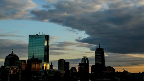 Espectacular-Timelapse-atardecer-del-horizonte-de-la-ciudad-de-Boston-a-lo-largo-del-río-Charles.