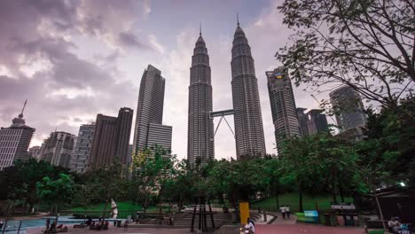 Malaisien-KLCC-Park-Petronas-Twin-Towers-Tag-Panorama-4-k-Zeit-hinfällig,-Kuala-lumpur