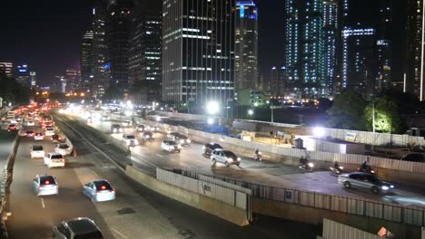 Wolkenkratzer-und-Verkehr-in-Jakarta,-Indonesien