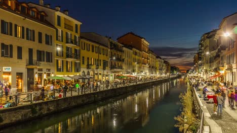 Italia-al-atardecer-Milán-ripa-di-porta-ticinese-gran-canal-lado-restaurante-panorama-4k-lapso-de-tiempo