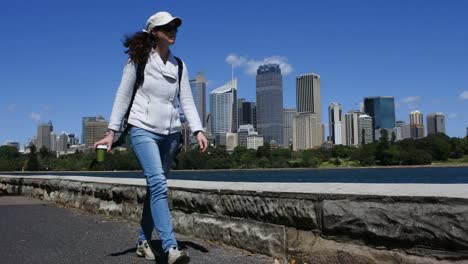 Frau-Spaziergänge-entlang-der-Skyline-von-Sydney