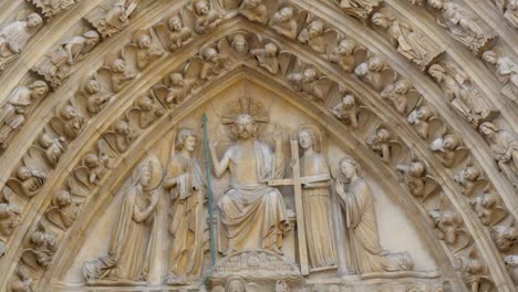 Very-detailed-scupted-images-on-the-wall-of-the-cathedral