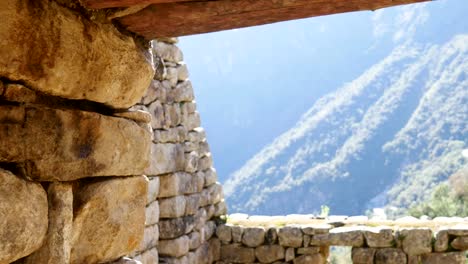Details-der-Architektur-von-Machu-Picchu-Ruinen-mit-malerischen-Himmel-und-Wolken.