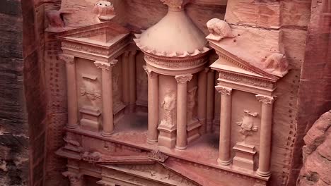 Al-Khazneh-oder-Treasury-bei-alten-Rose-Felsenstadt-Petra-in-Jordanien