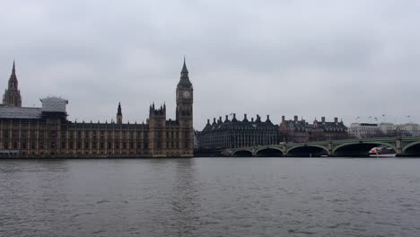 Zeitraffer-des-Parlaments-und-der-Westminster-Bridge