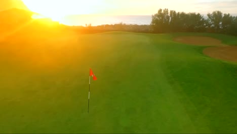 Volar-alrededor-del-perno-de-golf-en-el-fondo-del-atardecer