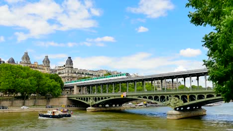 Paris-metro-crossing-Pont-de-Bir-Hakeim,-Paris,-France