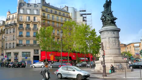 Paris-France-City-Monuments,-Traffic-Circle-Art,-Downtown-Traffic