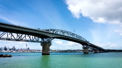 Tiempo-lapso-Auckland-Harbour-Bridge-que-refleja-en-Westhaven-Marina-en-Auckland