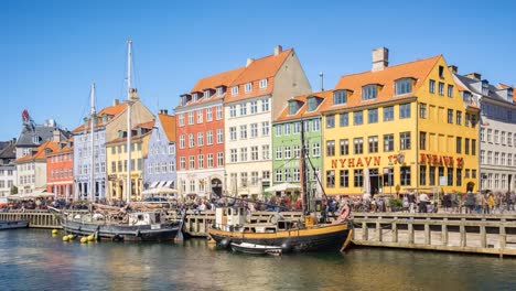 Distrito-de-waterfront,-canal-y-entretenimiento-de-Nyhavn-en-Copenhague,-Dinamarca