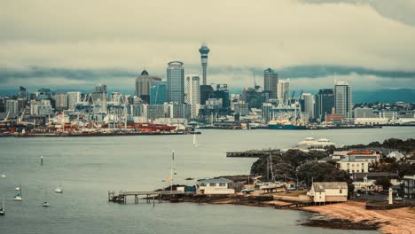 Zeitraffer---Auckland-Sky-Tower-und-den-Hafen-in-Devonport,-Auckland,-Neuseeland