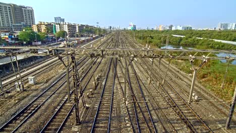 Tiro-de-lapso-de-tiempo-de-los-mudanza-(local)-los-trenes-de-cercanías,-por-un-lado-ha-protegido-el-bosque-de-manglar-(humedal)-y-todos-los-otros-lados-están-cubiertos-de-edificios,-Mumbai,-India