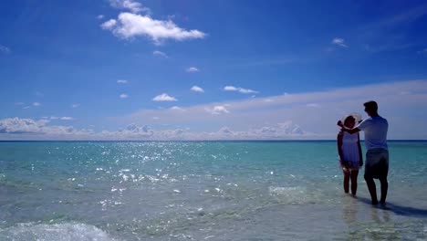 v03947-vuelo-drone-vista-aérea-de-Maldivas-playa-2-personas-pareja-hombre-mujer-amor-romántico-en-la-isla-de-paraíso-tropical-soleado-con-cielo-azul-aqua-agua-mar-4k