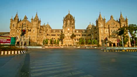 Time-lapse-shot-of-traffic-moving-in-front-of-Chhtrapati-Shivaji-Terminus-(CST)-formerly-known-as-Victoria-Terminus-(VT),-Mumbai,-India