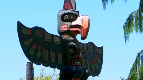 Kultige-Totempfahl,-historische-Indianer-Thunderbird-Pol-Schnitzkunst