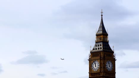 Flugzeug-vorbei-an-Big-Ben-Tower