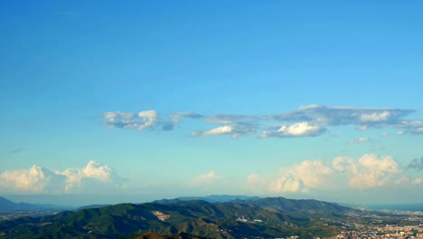 Puesta-de-sol-mar-ciudad-de-montañas