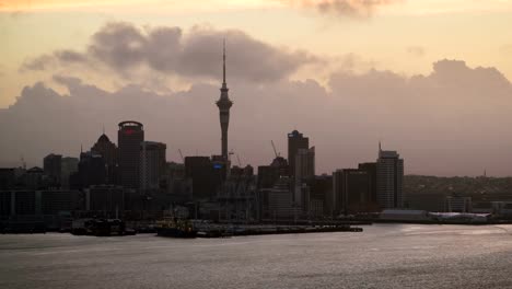 Sonnenuntergang-Zeitraffer---Auckland-Sky-Tower-und-Hafen-in-Auckland