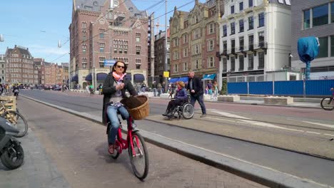 El-transporte-público-de-tranvías-y-la-bicicleta-del-montar-a-caballo-de-personas-en-el-lado