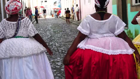 Mujeres-brasileñas---\"Baianas\"-pasear-por-el-Pelourinho,-Salvador-de-Bahía,-Brasil