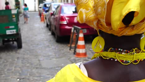 Mujeres-brasileñas---\"Baiana\"-pasear-por-el-Pelourinho,-Salvador-de-Bahía,-Brasil