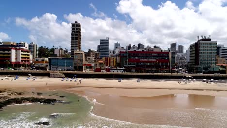 Volando-sobre-la-playa-de-Barra-en-Salvador,-Bahia,-Brasil