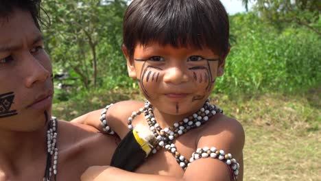 Nativo-brasileño-padre-e-hijo