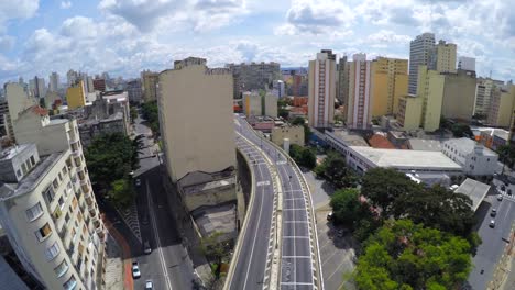 Volando-sobre-viaducto-Minhocao,-São-Paulo,-Brasil