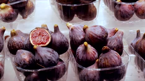 Tropical-fruit-figs-on-a-counter-in-plastic-box-stand-on-ice