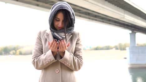 Orando-a-Dios,-ayúdame,-gesto-de-muchacha-musulmana-en-problema