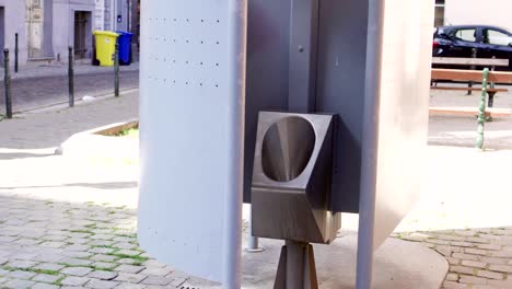 Mingitorio-público-al-aire-libre-en-Bruselas,-Bélgica.-Pie-de-pissoir-vacía-en-la-calle-de-Europa