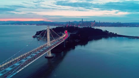 Video-aéreo-del-puente-de-la-bahía-y-San-Francisco-de-horizonte