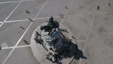 4-k-Luftaufnahme-der-Statue-von-König-José-gelegen-ich-bei-Commerce-Quadrat---Portugal