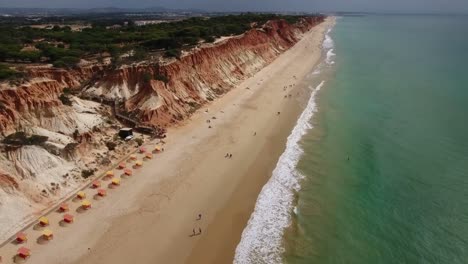 Luftaufnahmen-von-Falesia-Strand-(Praia-da-Falesia)-in-Algarve,-Portugal