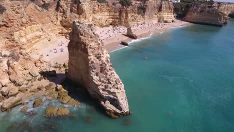 Volando-sobre-Praia-Da-Marinha-(playa-de-Marinha)-en-Algarve,-Portugal