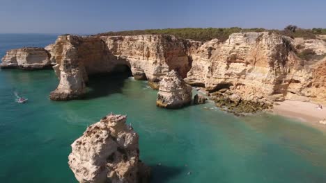 Volando-sobre-Praia-Da-Marinha-(playa-de-Marinha)-en-Algarve,-Portugal