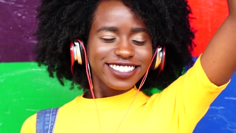 Pretty-girl-listening-music-with-her-headphones-with-colorful-background