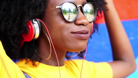 Pretty-girl-listening-music-with-her-headphones-with-colorful-background