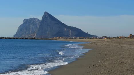 Blick-auf-den-Felsen-von-Gibraltar-und-den-Strand-mit-Wellen-des-Meeres