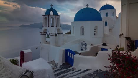 Sonnenuntergang-Himmel-Santorini-Insel-Oia-Stadt-berühmten-Dachterrasse-Küste-Panorama-4-k-Zeit-hinfällig,-Griechenland