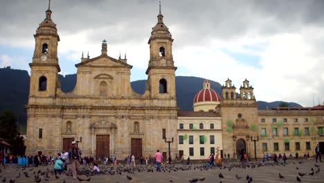 Palomas-y-gente-en-la-Plaza-de-Bolívar,-La-Candelaria,-Bogotá,-Colombia-4