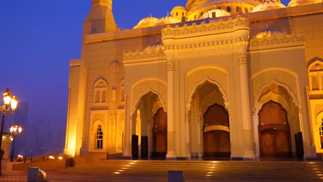 Fassade-des-Al-Noor-Moschee-in-Sharjah-Emirate.-Nachtansicht-beleuchtete-Gebäude.