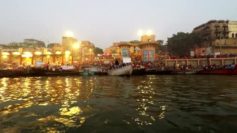 Ghats-von-Varanasi,-Diwali-fest,-Ganges-und-Boote,-Uttar-Pradesh,-Indien,-Real-Time