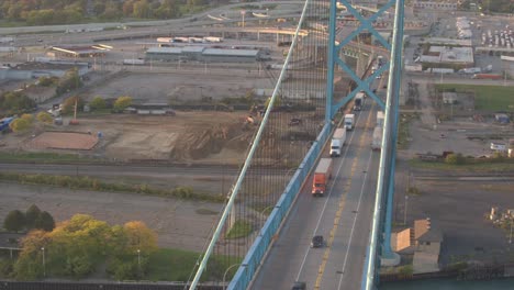 Casas-de-aérea-peaje-en-la-autopista-turnpike-de-múltiples-vías-en-un-puente-ocupado-en-Detroit