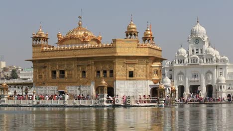 Sikhs-und-indischen-Menschen-besuchen-den-goldenen-Tempel-in-Amritsar,-Punjab,-Indien